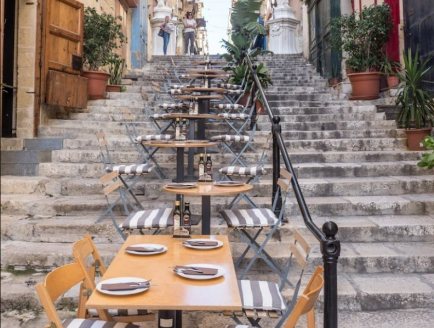 Ky shtet u jep para qytetarëve për t’i shpenzuar në bare, hotele e restorante