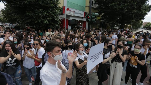 Maturantët përsëri në protestë para Ministrisë së Arsimit