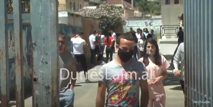 Maturantët japin sot provimin e Matematikës, në orën 13:00 protestë për Letërsinë