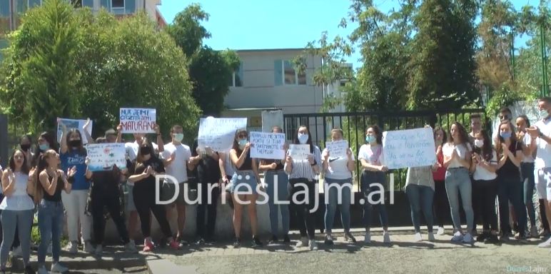 Edhe maturantët e Durrësit ngrihen në protestë: Duam rivlerësim të testit, të marrin për bazë kërkesat tona! (VIDEO)