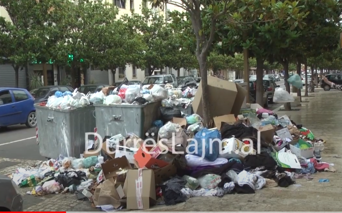 Durrësi mbulohet nga plehrat, koshat e rrugët plot! (VIDEO)