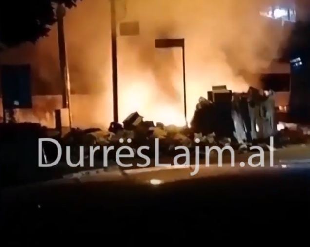 Kaosi nga mbeturinat, kazanëve u vihet flaka (VIDEO)