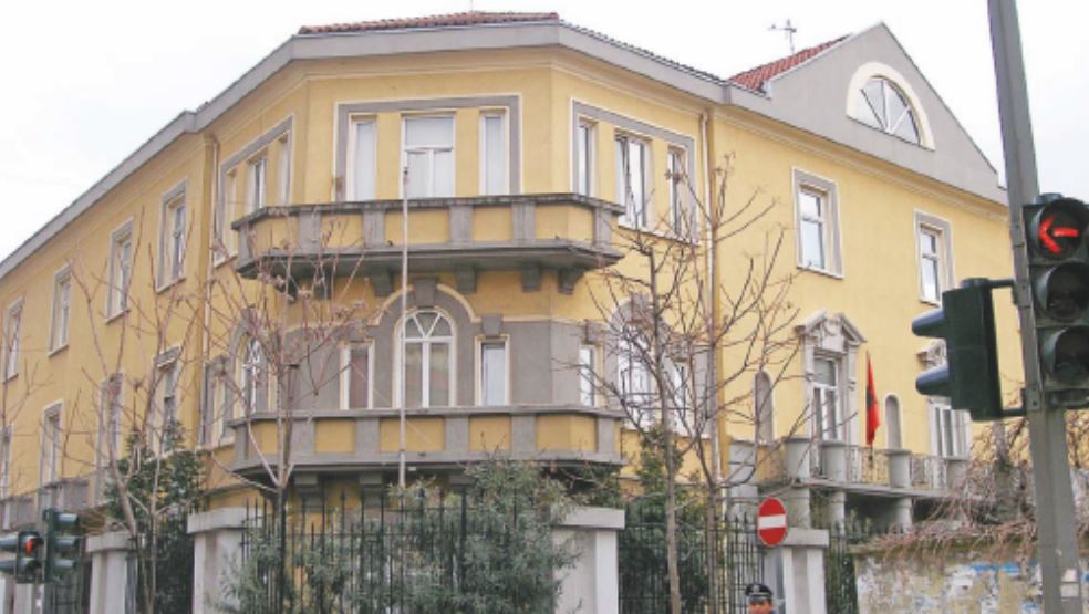 “Ministria e turpit”, maturantët hedhin vezë drejt Ministrisë së Arsimit