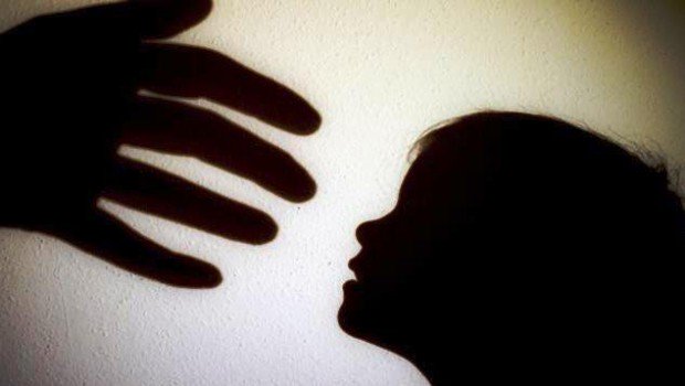 Ngacmimi seksual ndaj 5-vjeçares/ 48-vjeçari pranon: I gënjeva me ëmbëlsira dhe i futa në shtëpi, motra 7-vjeçare nisi të bërtasë