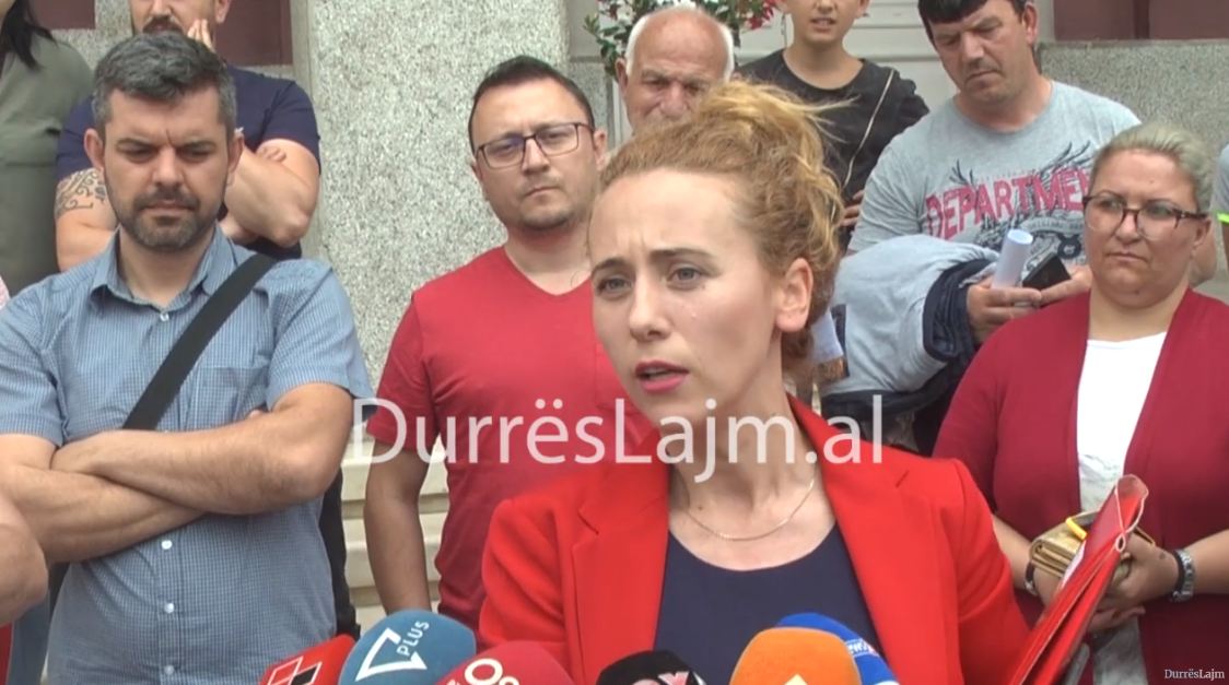 “Pa bonus qiraje e pa informacion për fatin e pallatit”, banorët në protestë, takohen me kryebashkiaken e Durrësit (VIDEO)