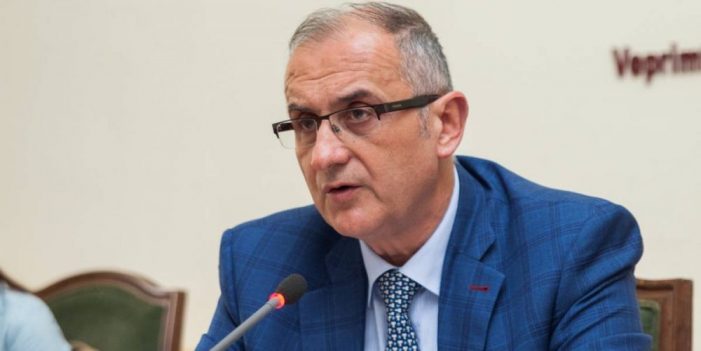Vendimi për Dvoranin, Vasili: 3 anëtarët që votuan kundër janë analfabetë, të bëhen me dije emrat e tyre