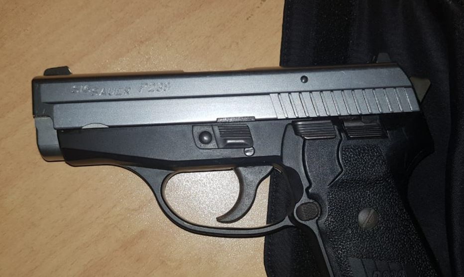 24-vjeçari kapet në rrugë me pistoletë në brez