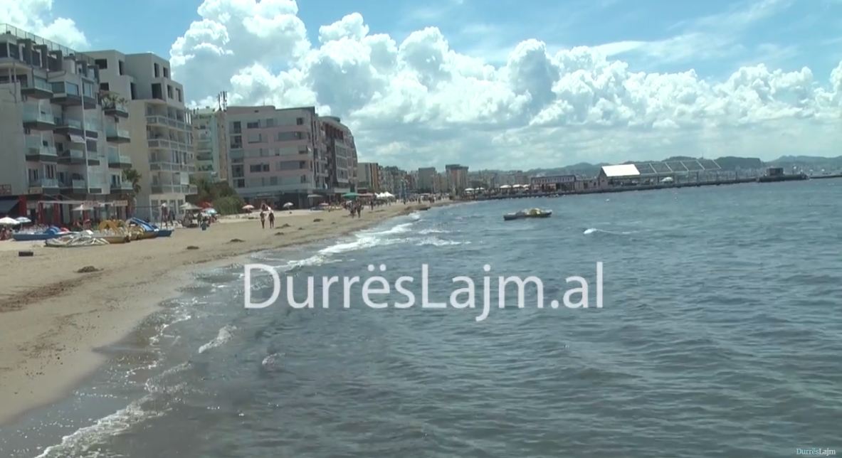 VIDEO/ Durrësit i mungojnë pushuesit, plazhi i boshatisur e biznesi në krizë!