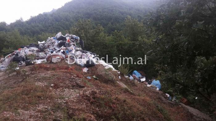 Kaosi me plehrat e Durrësit/ Dy kamionë derdhen gjatë rrugës Lalëz-Bizë, banorët: Na e punuan fshehurazi (VIDEO)