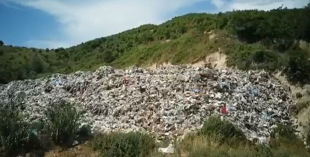 VIDEO/ Pamje shokuese me dron në vendgrumbullimin e plehrave në Manëz