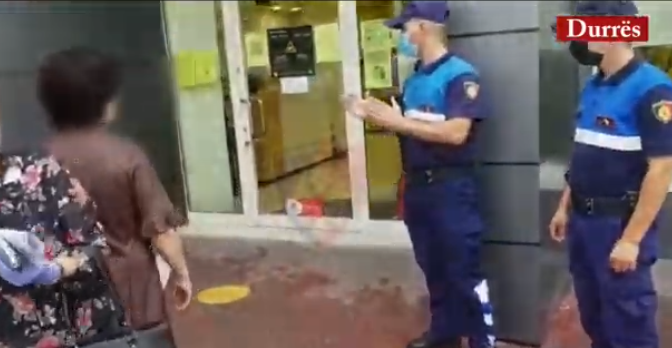 Policia e Durrësit: Respektoni protokollin e sigurisë, kemi listat e të infektuarve me Covid-19, do merren masa