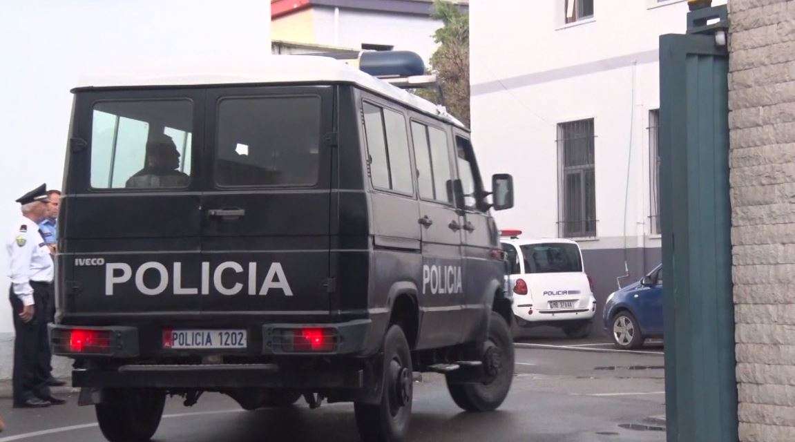 Të shtëna me armë drejt makinës ku udhëtonin babë e bir