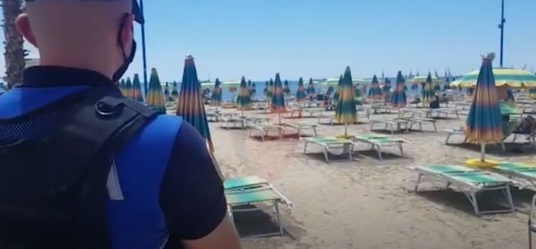 Vendosën çadra dhe shezlongë pa leje në Durrës, procedim penal 3 personave