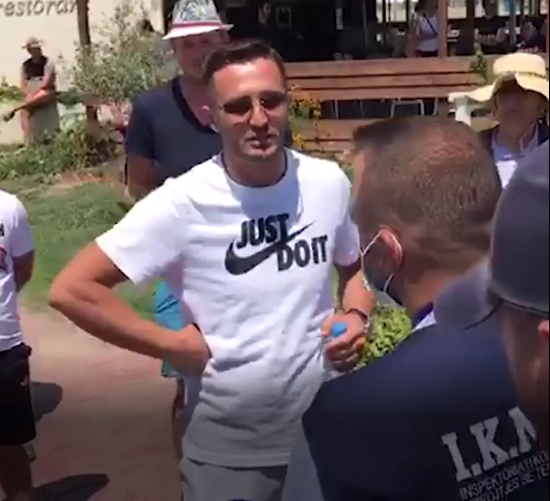 “Po na merrni në qafë!” Përplasje mes IKMT dhe pronarëve të ndërtimeve në Velipojë (VIDEO)