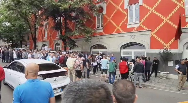 Shoqatat e Transportit Publik marshojnë para Ministrisë së Infrastrukturës: Jemi drejt falimentit