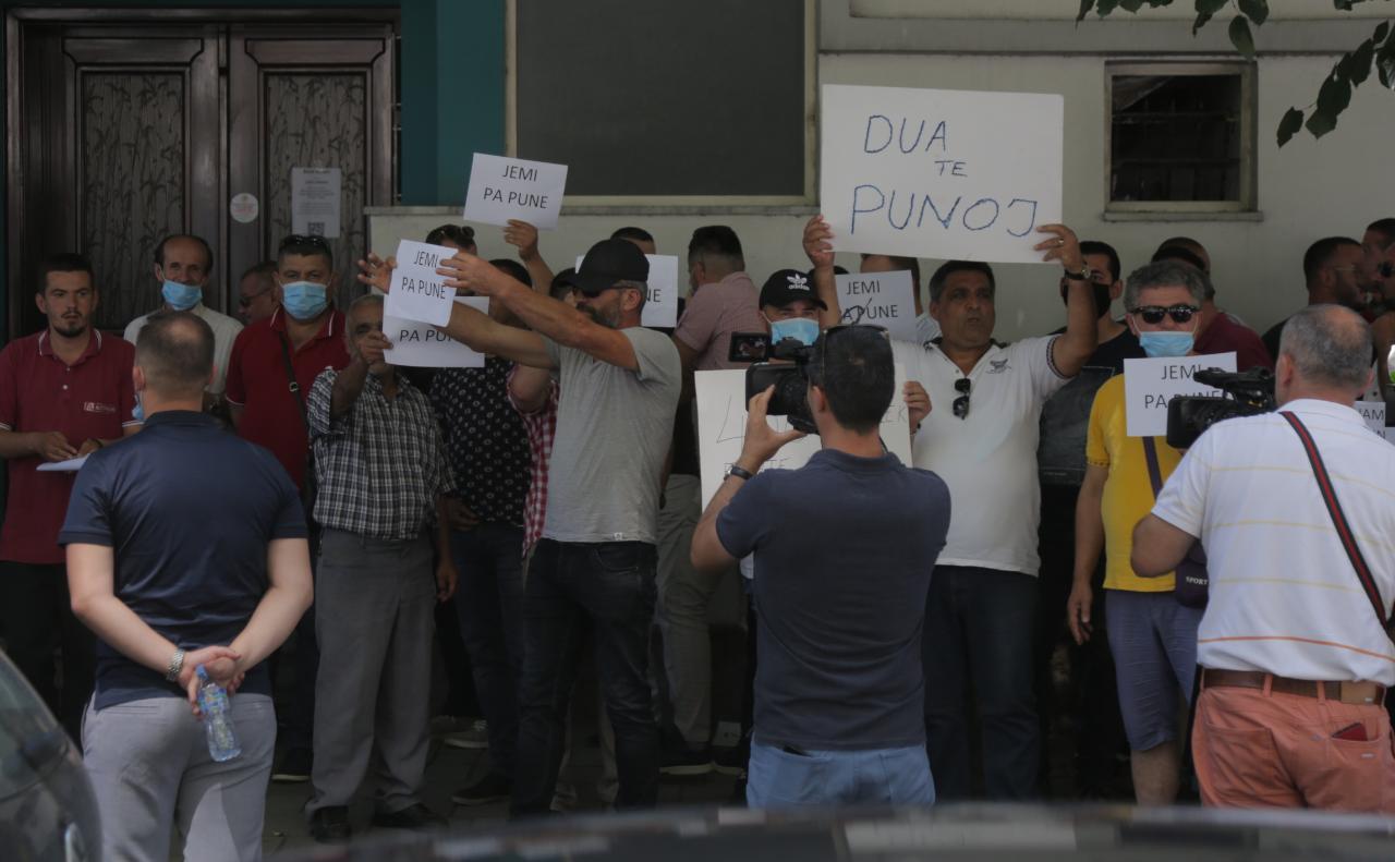 “Duam pagën e dytë”, punonjësit e transportit publik në protestë, disa të shoqëruar nga policia