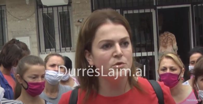 Paga e luftës problem në shumë fasoneri të Durrësit, të tjera punonjëse mblidhen tek Tatimet (VIDEO)