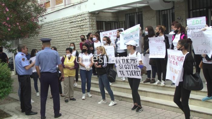 Punonjëset e fasonerisë bllokojnë hyrjen e Tatimeve në Durrës: Të na japin pagën e luftës, ose nuk i lëmë të punojnë (VIDEO)