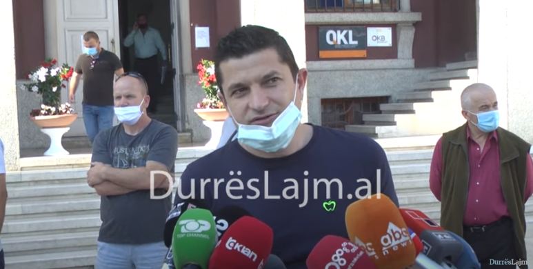 “Po rrezikojnë jetën 50-60 fëmijë që luajnë çdo ditë brenda pallatit që po bie”, protestojnë banorët para bashkisë (VIDEO)