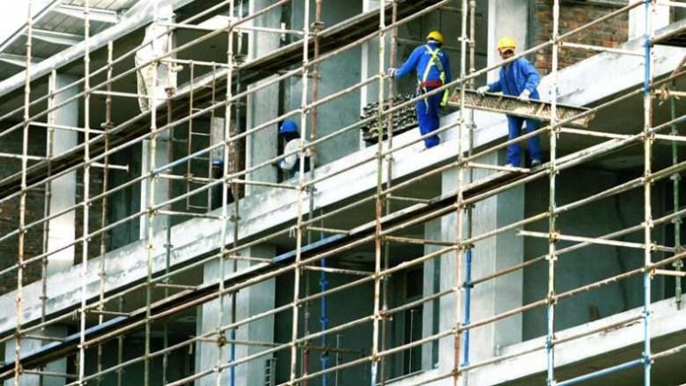 Dy punëtorë bien nga lartësia në Tiranë, dërgohen urgjentisht në spital