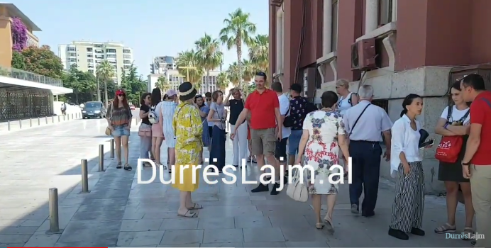Pushime në kohë pandemie, turistët e huaj vizitojnë Durrësin (VIDEO)