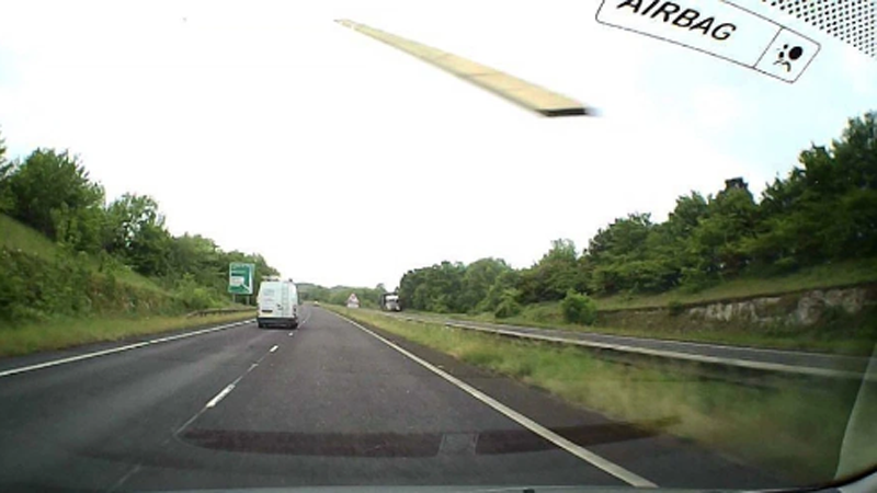 I shpëton për fije vdekjes, një pllakë druri i bie nga kamioni përpara (FOTO)