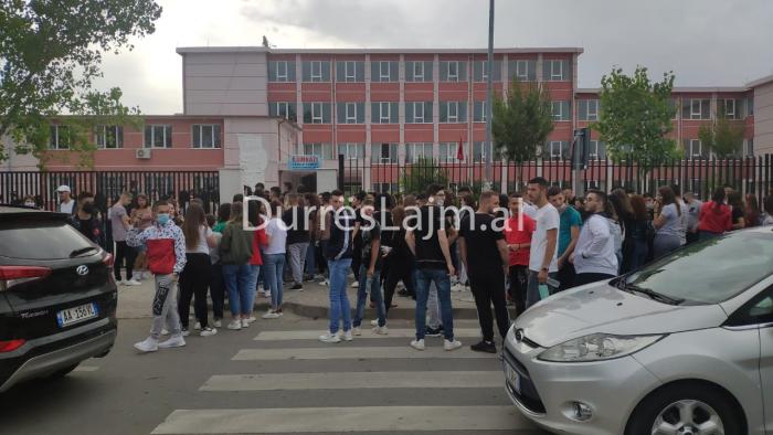 Sot provimi i parë/ Në klasa 10 maturantë me distancë, por në Durrës shihni si mbahet radha jashtë (VIDEO)