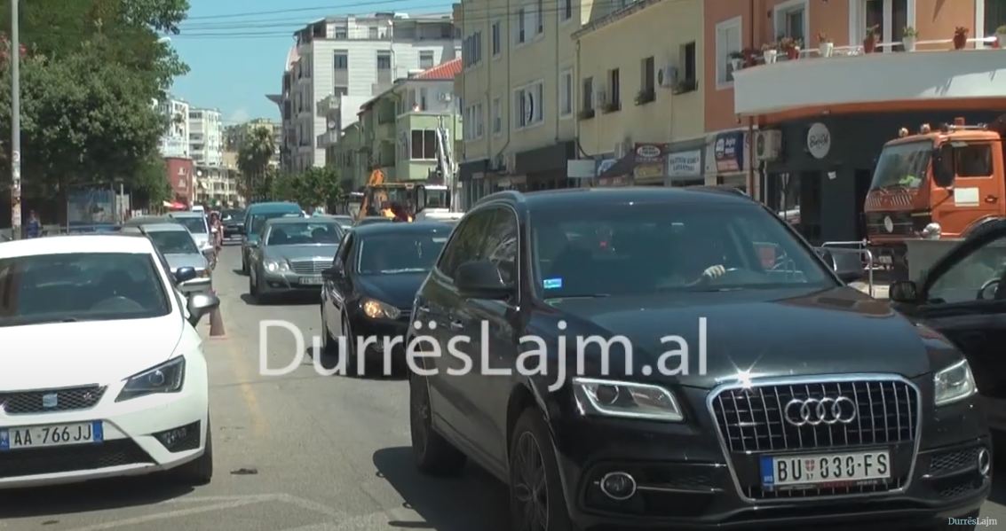 Vazhdojnë punimet në rrugën “Egnatia” në Durrës, shkaktohet trafik (VIDEO)