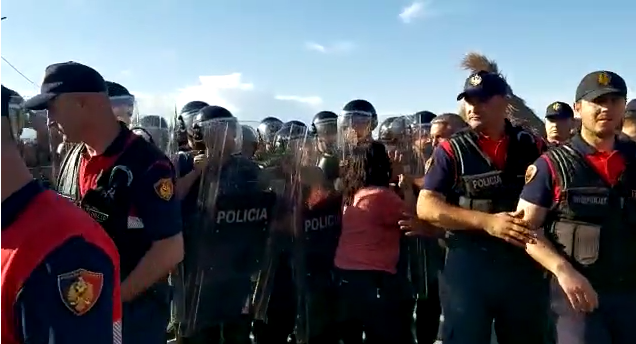Rikthehen përplasjet në Velipojë, policia hedh gaz lotsjellës për të larguar banorët