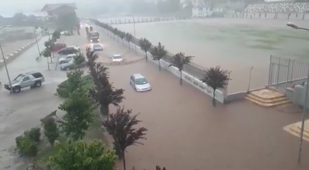 Mot i pazakontë me rrebeshe shiu, përmbytet qendra e Librazhdit. Uji hyn nëpër banesa