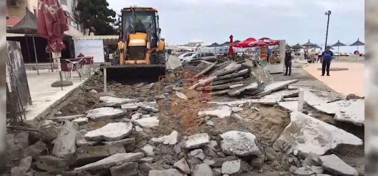 Zaptoi pjesën para lokalit, shembet objekti në Plazhin e Durrësit