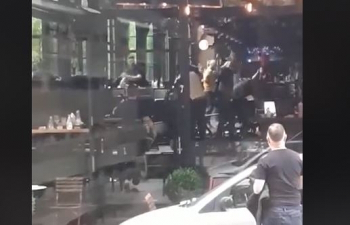 Grushte, shishe dhe karrige kokës, sherr masiv mes të rinjve brenda në lokal (VIDEO)