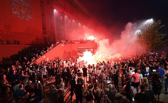 Futbolli mposht koronavirusin. Tifozët e Liverpul harrojnë rregullat dhe festojnë pas 30-viteve