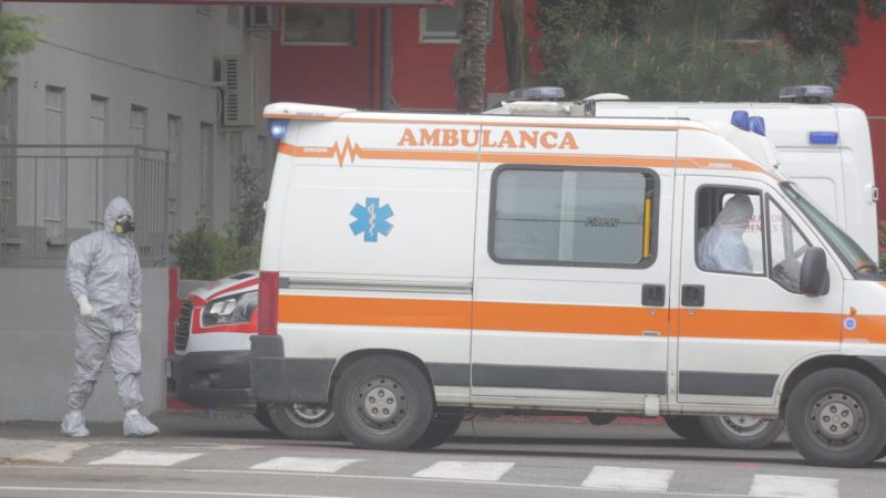 Në Lezhë infektohet bashkëshortja parukiere e një gardiani burgu, pacienti në QSUT infektoi 4 familjarë