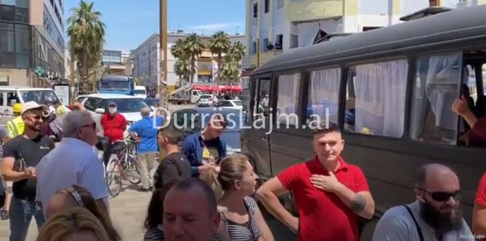 VIDEOLAJM/ Shpërthimi i pallatit në Durrës, qytetarë të shumtë mblidhen në bulevard