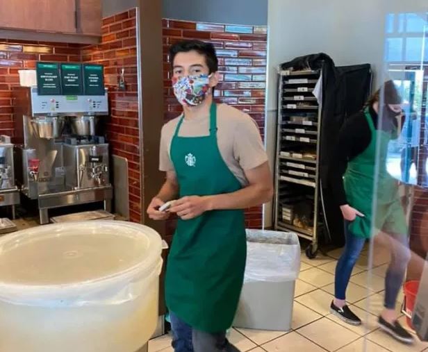 Nuk i shërbeu klientes pasi s’kishte maskë, kamerieri shpërblehet me 30 mijë dollarë