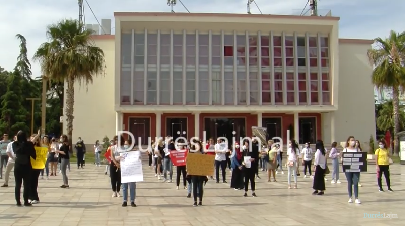 “Nuk luhet përdhunimesh!” Të rinjtë protestojnë në Durrës kundër abuzimeve me të miturit (FOTO & VIDEO)