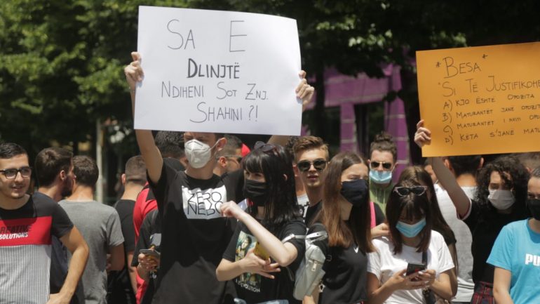 QSHA u përgjigjet maturantëve: Asnjë pyetje nuk është jashtë programit