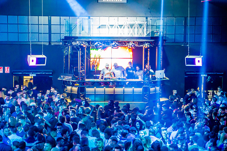 Rregulli i ri në Spanjë, hapen klubet e natës, por nuk lejohet kërcimi