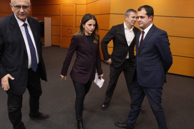 “Zëri i Amerikës”: Reforma zgjedhore në udhëkryq! Edhe pse ndërhyri përfaqësuesi i ambasadës së SHBA-së