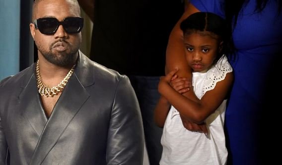 Kanye West jep 2 mln $ që vajza e George Floyd-it të vazhdojë studimet!