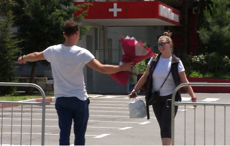 Me lule për të pritur partneren, pacientja nga Ukraina fiton betejën me koronavirusin në spitalin infektiv