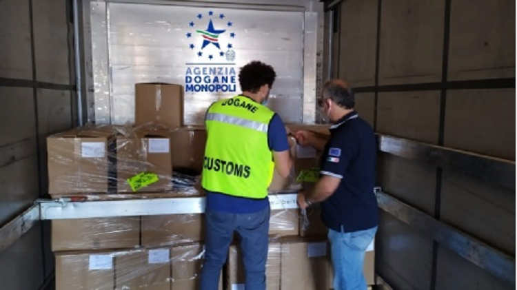 Falsifikuan markën CE, sekuestrohen veshje mjekësore të nisura nga Durrësi drejt Veronës