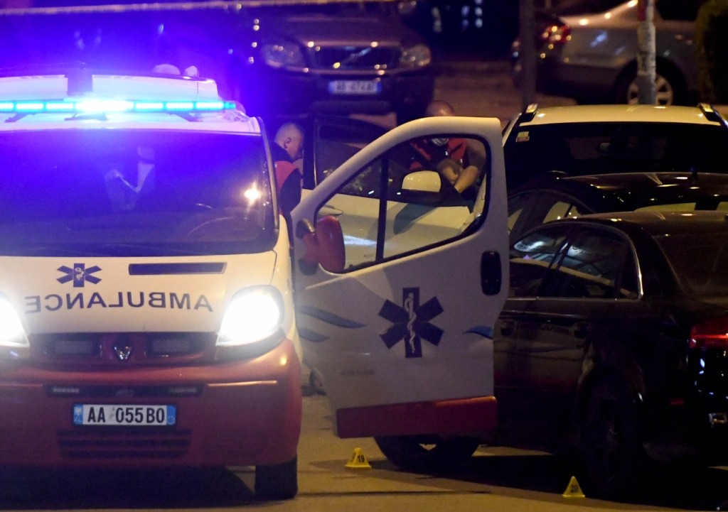 Gjendet i vdekur në trotuar një 58-vjeçar, dyshimet e policisë