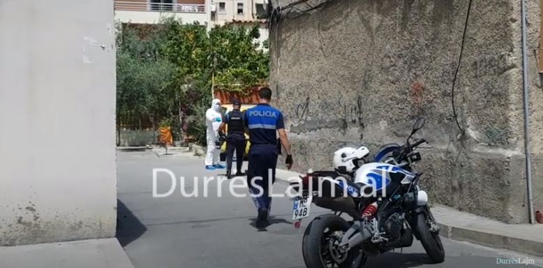 Pamje nga pallati ku u gjet i vetëvrarë 59-vjeçari në Durrës, policia me kundragaz (VIDEO)