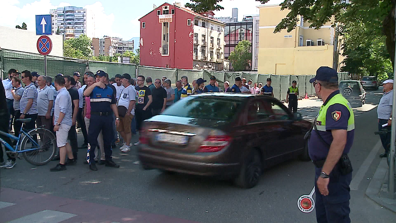 Shoqata e Transportit protestë para Ministrisë: Nëse nuk hapemi të na paguajë qeveria