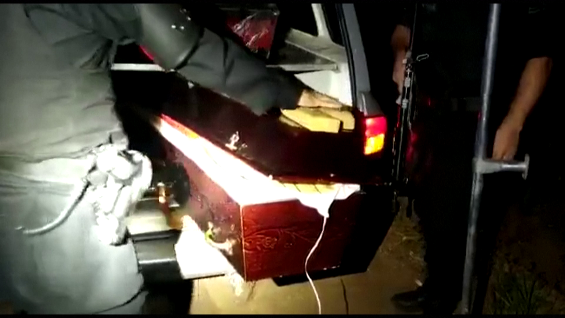 “Janë viktima të Covid-19”, policia zbulon 300 kg kanabis në arkivole