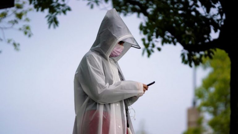 A mund ta përhapin koronavirusin njerëzit që nuk shfaqin simptoma? Zbulohet e vërteta