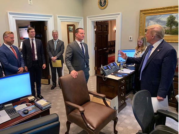 Grenell jep zyrtarisht dorëheqjen nga DASH, merr dhuratë nga Trump