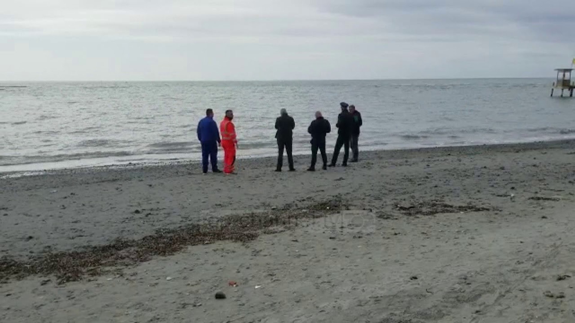 Durrës, një pedalon rrezikon të mbytet në det